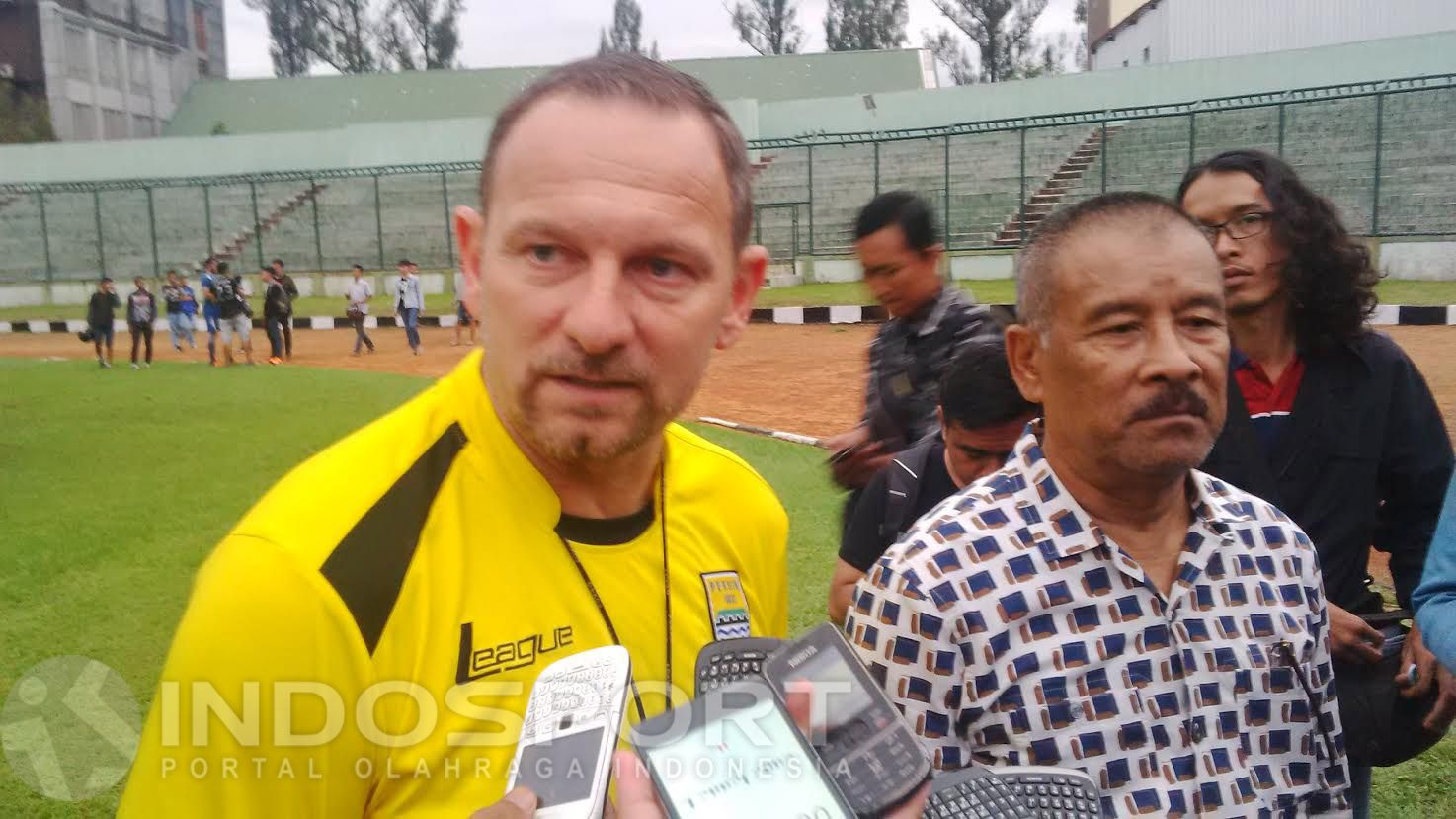 Pelatih Persib Bandung, Dejan Antonic mengomentari kepergian Aaron Da Silva Copyright: © Ginanjar/INDOSPORT